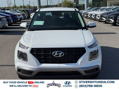 Certified 2025 Hyundai Venue SE image 6