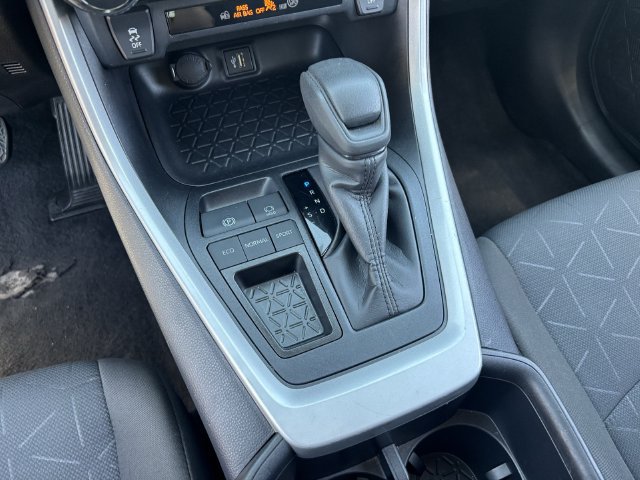 Used 2025 Toyota RAV4 XLE FWD image 25