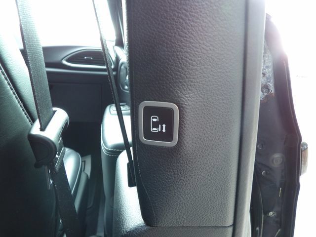 Used 2025 Chrysler Pacifica Select FWD image 17