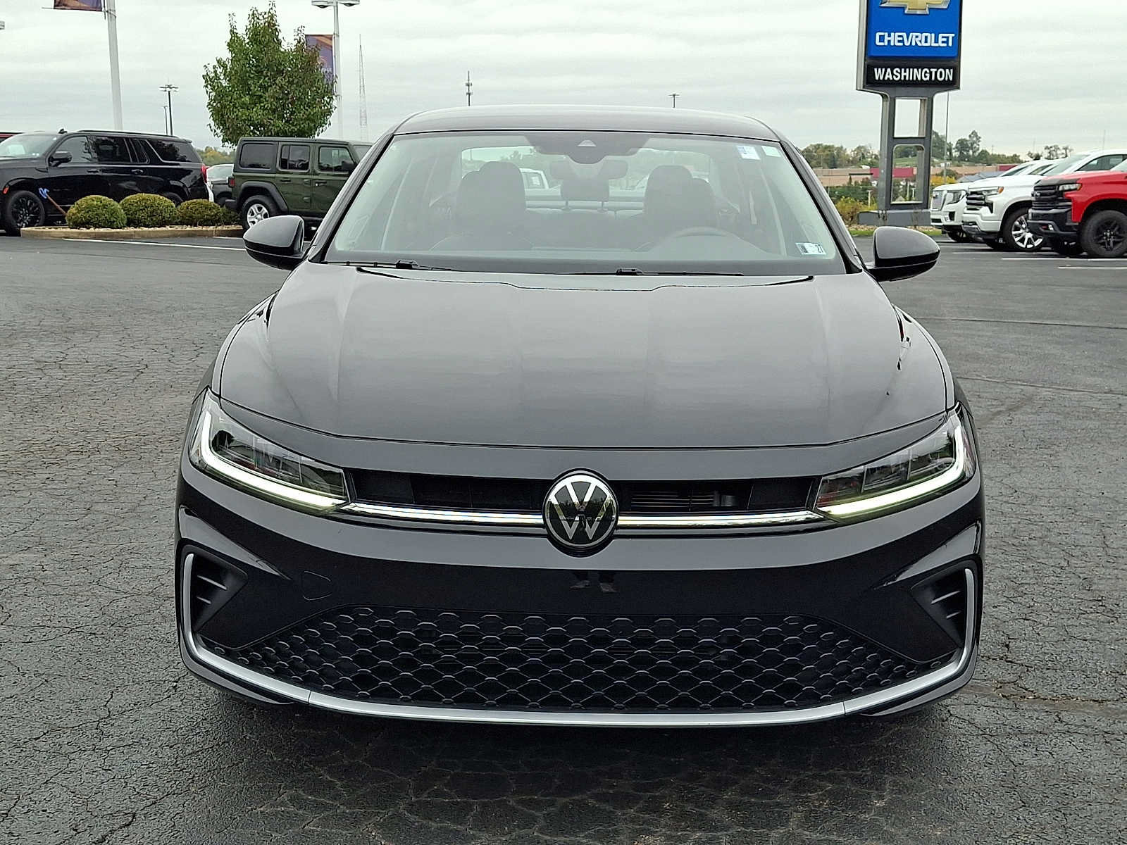 Used 2025 Volkswagen Jetta SE FWD image 2