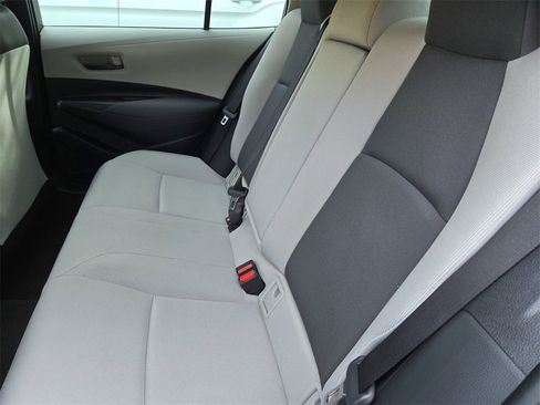Used 2022 Toyota Corolla LE image 12