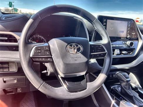 Used 2020 Toyota Highlander XLE image 17