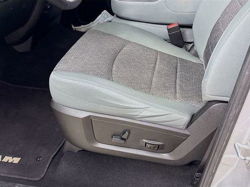 Used 2019 RAM 1500 Classic SLT w/ Luxury Group image 18