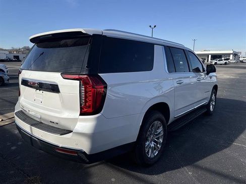 Used 2022 GMC Yukon XL SLT w/ SLT Luxury Package image 4