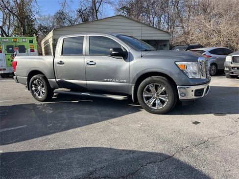 Used 2019 Nissan Titan SV w/ SV Convenience Package image 2