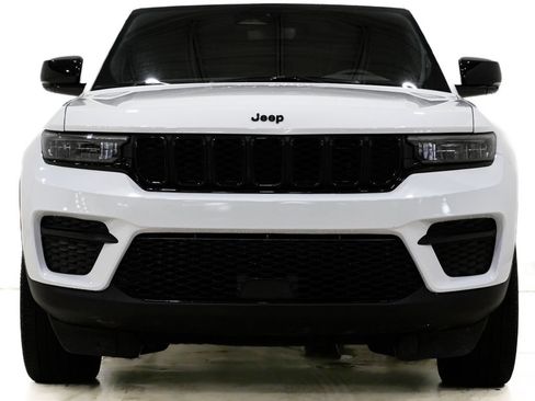 Used 2024 Jeep Grand Cherokee Altitude AWD/4WD image 2