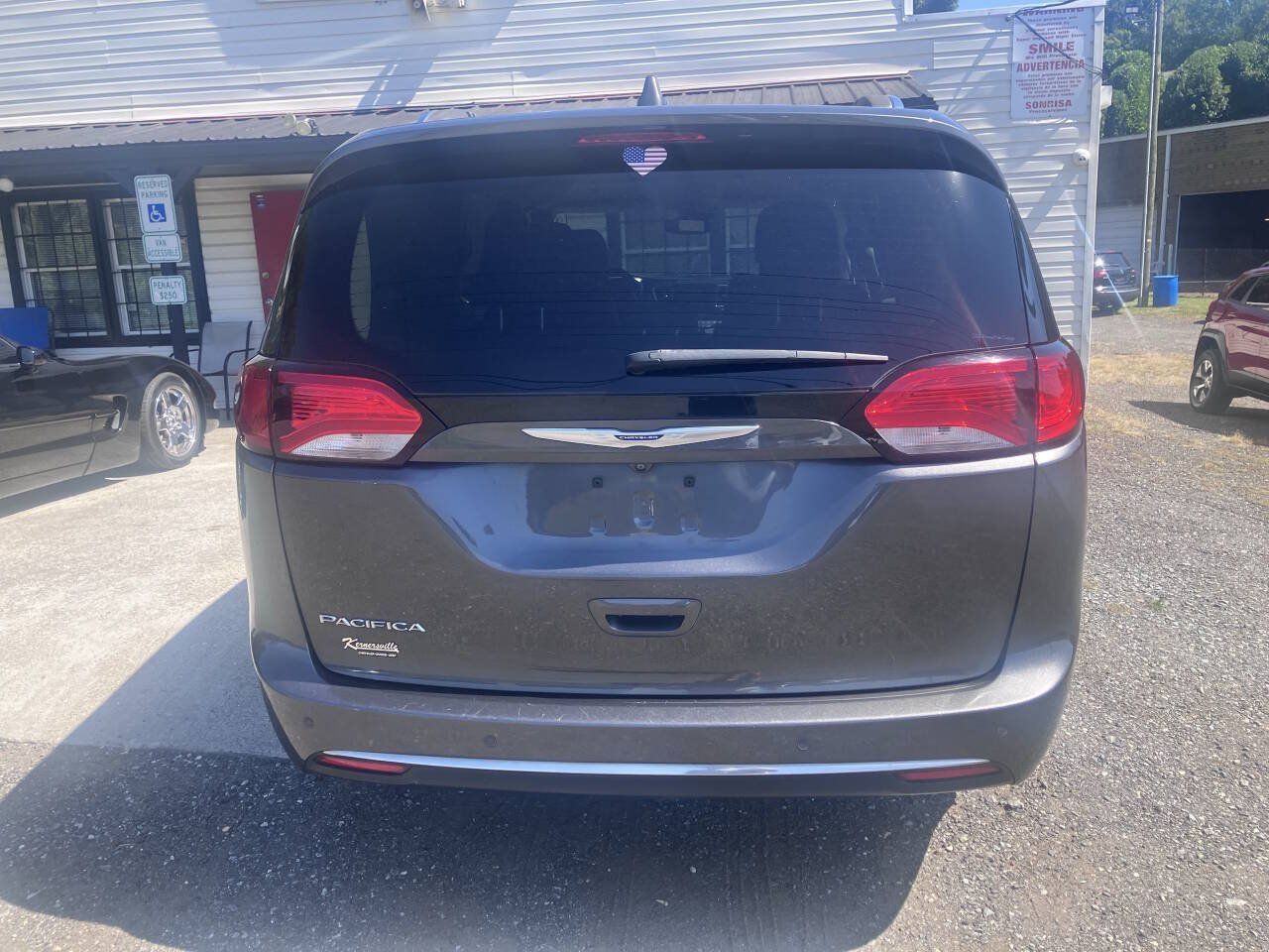 Used 2019 Chrysler Pacifica Touring-L w/ Advanced Safetytec Group FWD image 5
