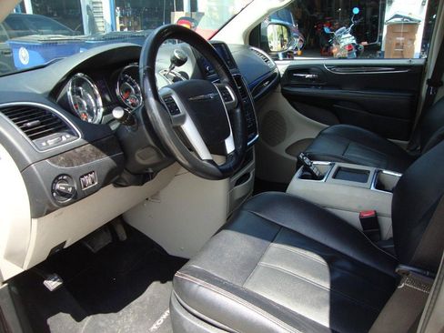 Used 2015 Chrysler Town & Country Touring w/ Driver Convenience Group image 7