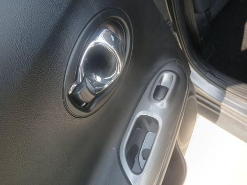 Used 2017 Nissan Juke S FWD image 26