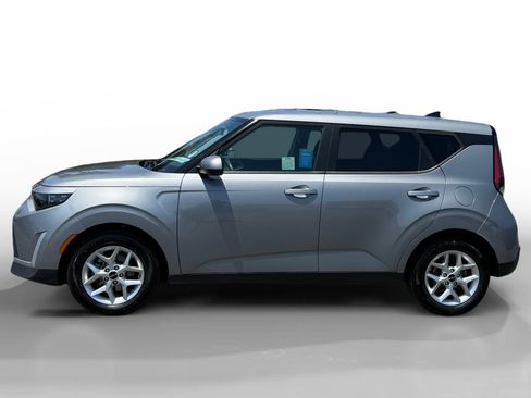 Used 2024 Kia Soul LX w/ Option Group 015 FWD image 2
