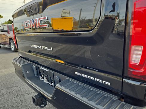 Used 2021 GMC Sierra 2500 Denali w/ Denali Black Diamond Edition image 12