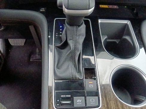 Used 2025 Toyota Sienna Platinum AWD/4WD image 25