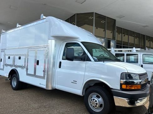 New 2026 Chevrolet Express 4500 w/ Power Convenience Package RWD image 2