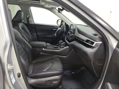 Used 2022 Toyota Highlander XLE AWD/4WD image 14