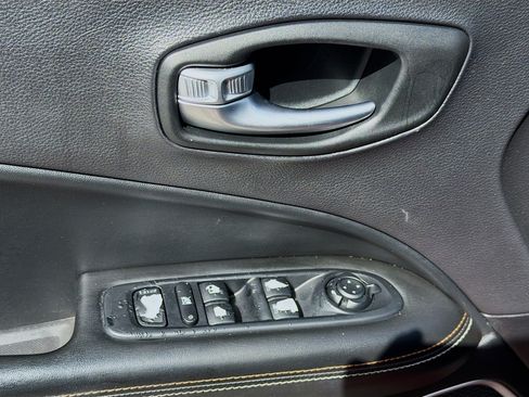 Used 2018 Jeep Compass Latitude w/ Popular Equipment Group FWD image 22