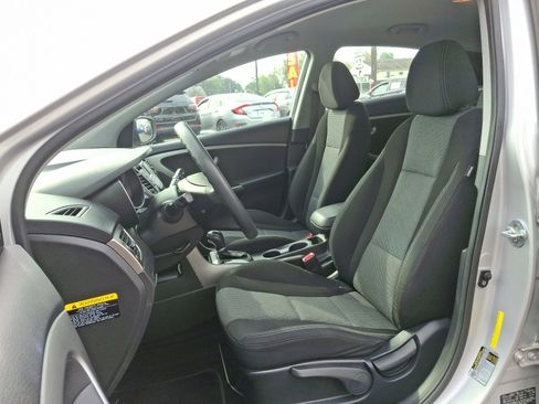 Used 2017 Hyundai Elantra GT image 13