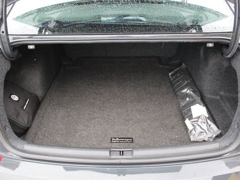 Used 2018 Volkswagen Passat 2.0T R-Line w/ R-Line Lighting Package image 17