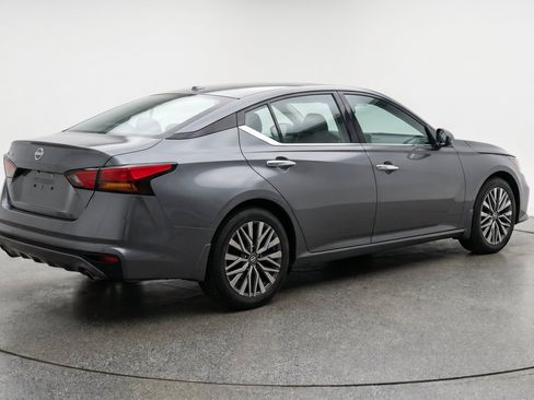 Used 2025 Nissan Altima 2.5 SV FWD image 9