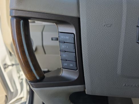 Used 2014 Lincoln Navigator Base image 30