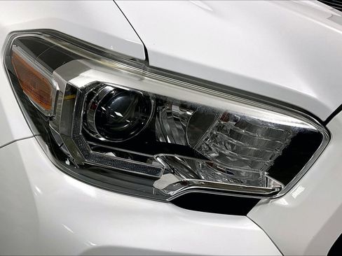 Used 2020 Toyota Tacoma TRD Sport image 28