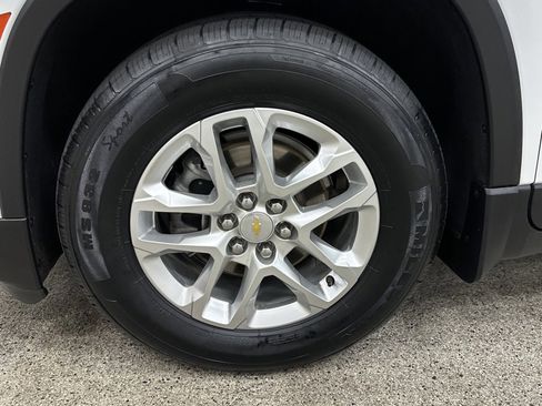Used 2023 Chevrolet Traverse LS image 2