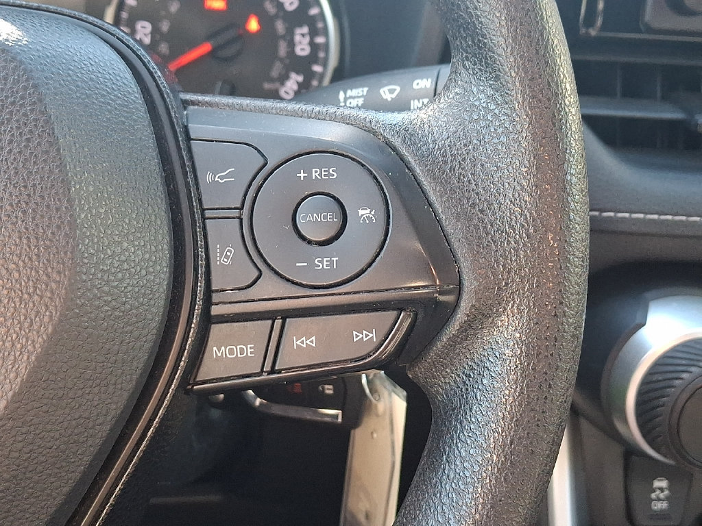 Certified 2021 Toyota RAV4 LE AWD/4WD image 21