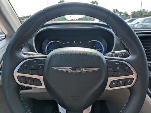 Used 2024 Chrysler Pacifica Limited FWD image 30