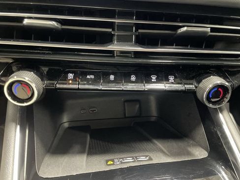 Used 2025 Chevrolet Traverse LT AWD/4WD image 19