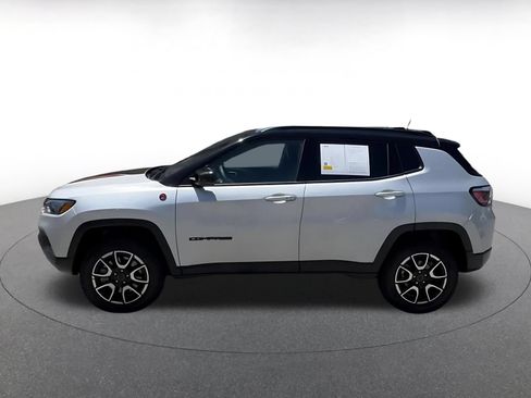 Used 2025 Jeep Compass Trailhawk AWD/4WD image 7