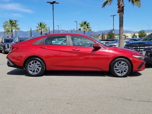 Used 2025 Hyundai Elantra Blue image 30