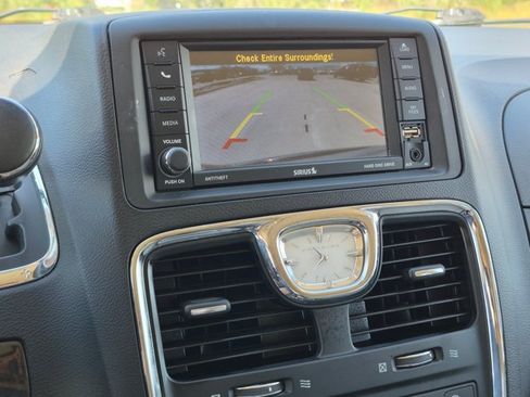 Used 2015 Chrysler Town & Country LX FWD image 13