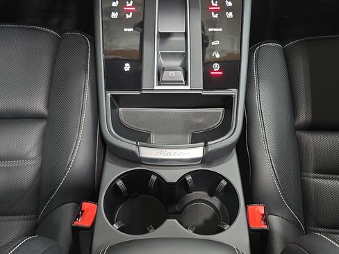 Certified 2025 Porsche Macan AWD/4WD image 20