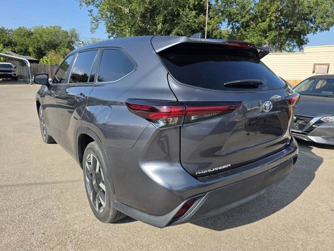 Used 2025 Toyota Highlander LE FWD image 28