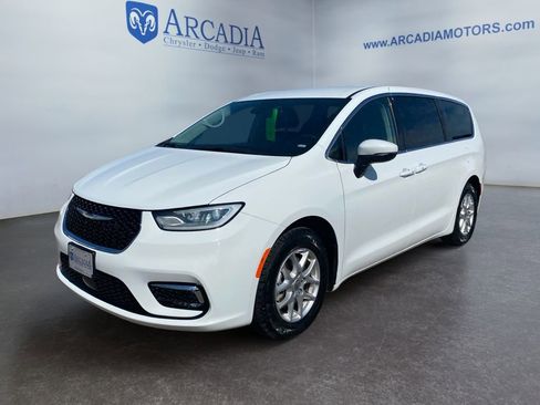 Used 2023 Chrysler Pacifica Touring-L image 1