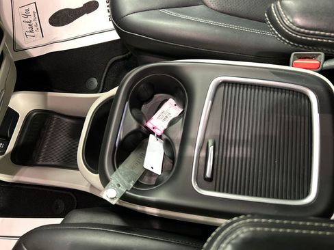 Used 2024 Chrysler Pacifica Touring-L image 21