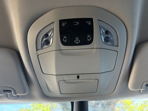 Used 2024 Chrysler Pacifica Touring-L FWD image 32