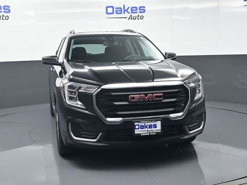 Used 2023 GMC Terrain SLE w/ Driver Convenience Package image 3