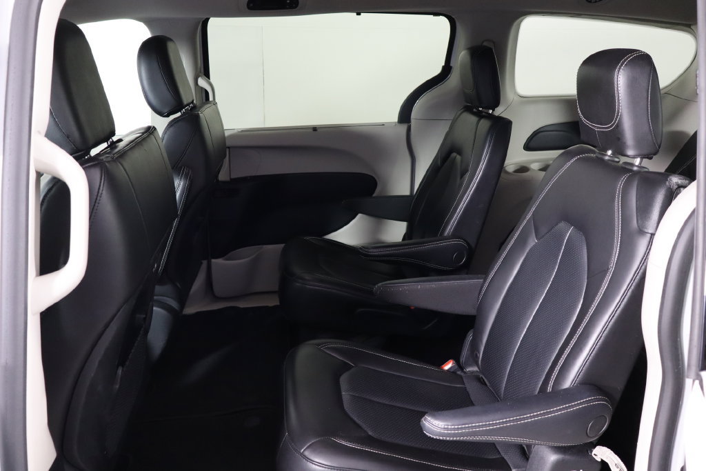 Used 2023 Chrysler Pacifica Touring-L FWD image 15