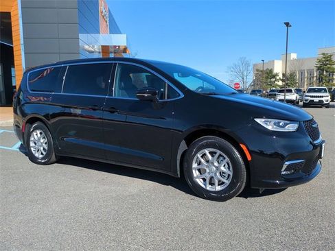 New 2026 Chrysler Pacifica Select image 2