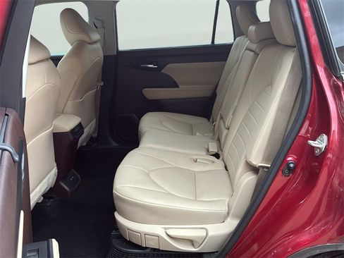 Used 2020 Toyota Highlander XLE image 25