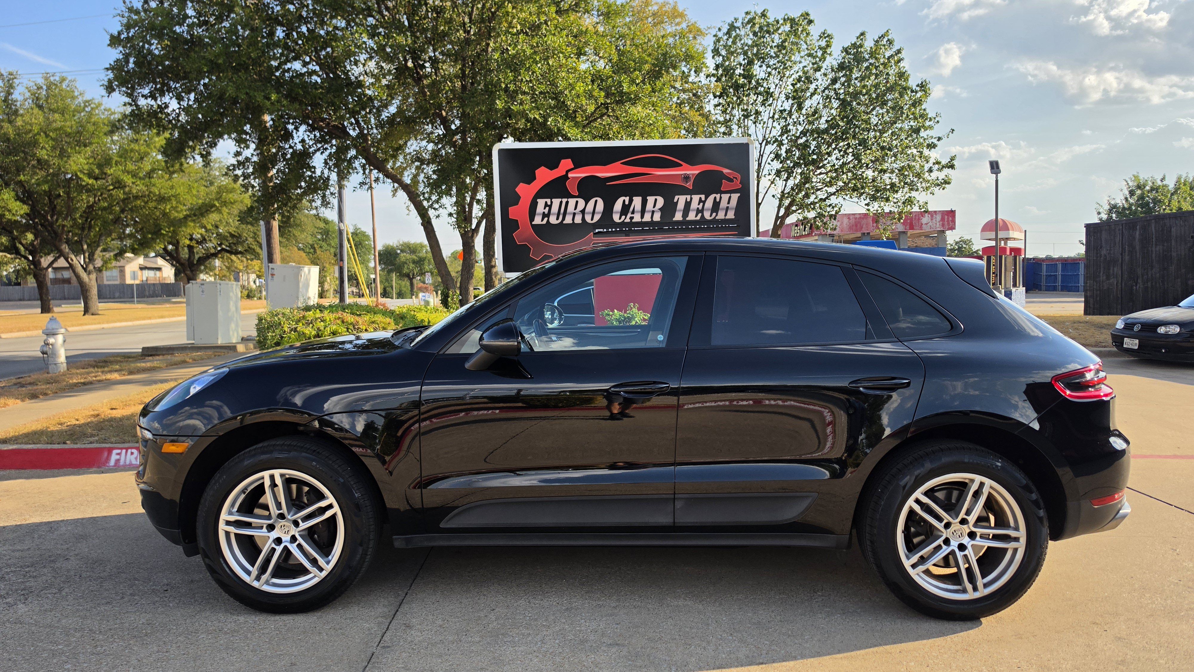 Used 2018 Porsche Macan AWD/4WD image 2