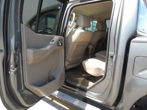 Used 2009 Nissan Frontier SE w/ SE Value Truck Pkg AWD/4WD image 29