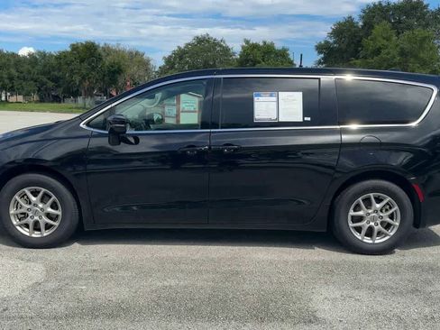 Used 2024 Chrysler Pacifica Touring-L FWD image 5