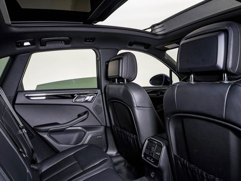 Certified 2025 Porsche Macan image 16