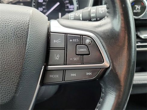 Used 2020 Toyota Highlander XLE image 27