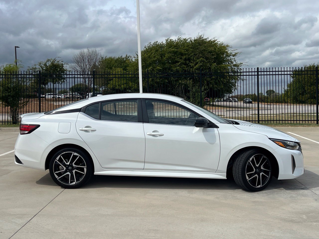 Used 2025 Nissan Sentra SR FWD image 3