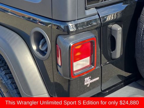 Used 2022 Jeep Wrangler Unlimited Sport image 39