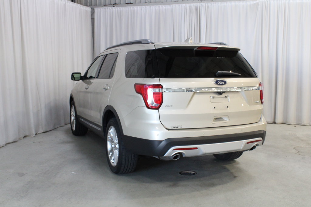 Used 2017 Ford Explorer XLT w/ Equipment Group 202A AWD/4WD image 24