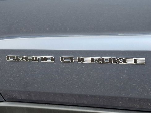 Used 2021 Jeep Grand Cherokee Limited image 34