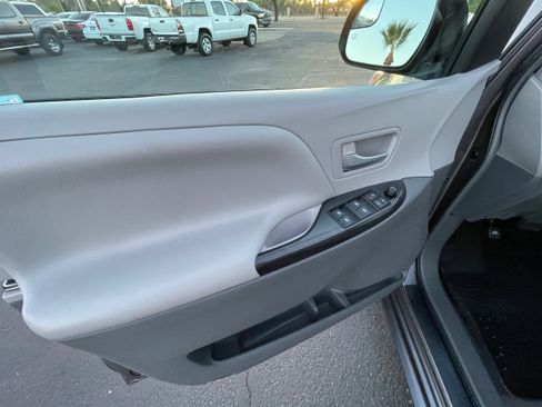 Used 2015 Toyota Sienna LE image 12